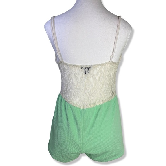 ⭐️UK2LA Lace and Green Sexy Romper - Picture 2 of 5